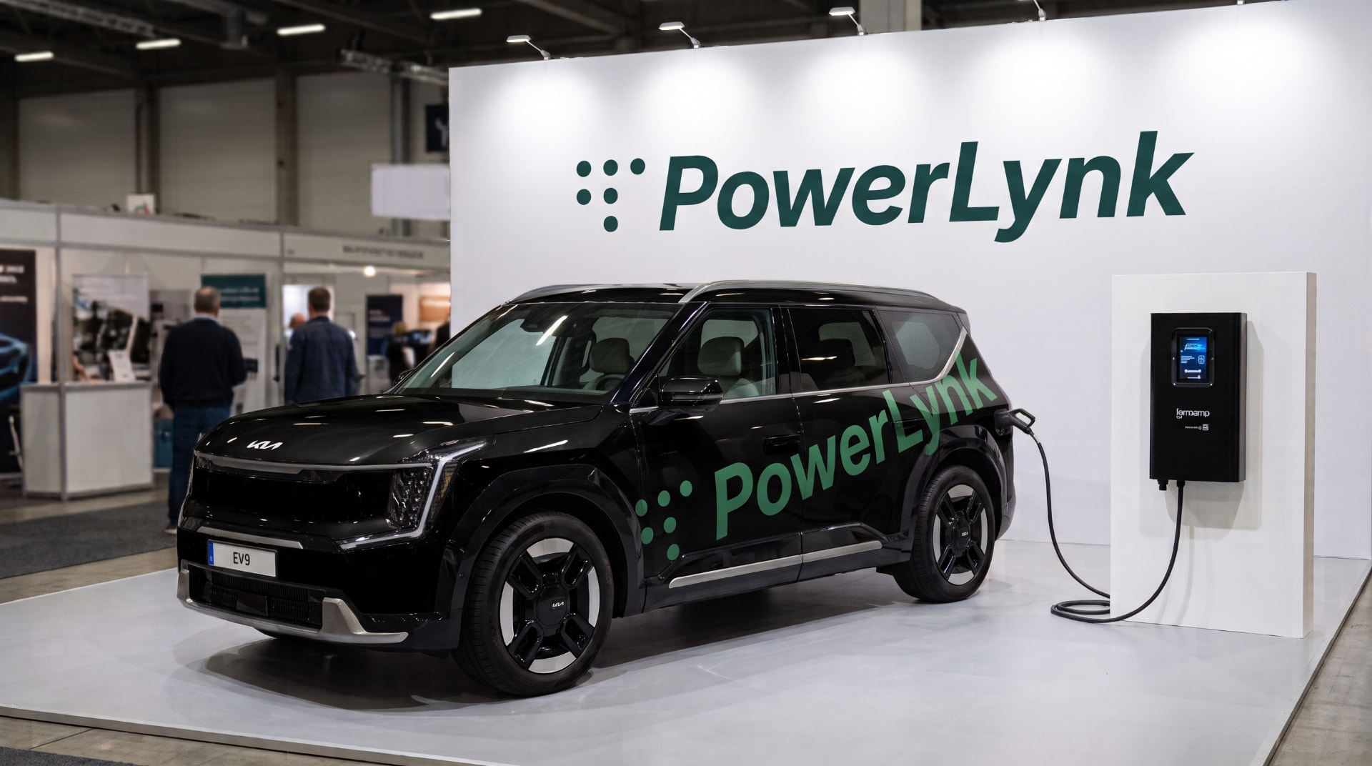 PowerLynks och Ferroamps gemensamma monter på eCarExpo med en Kia EV9 kopplad till en dubbelriktad laddare från Ferroamp.